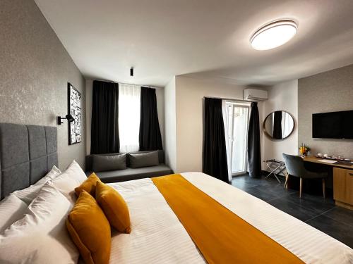 una camera da letto con un grande letto con cuscini gialli di La Vista Luxury Villa a Ohrid