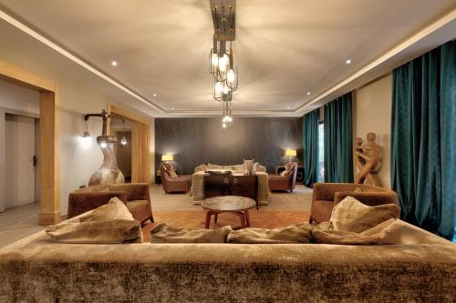 uma sala de estar com um sofá grande e uma sala de estar com um sofá em 10 bedroom Luxurious Villa em East Legon