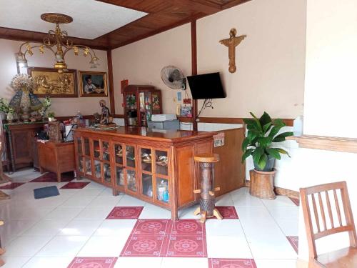 Cette chambre dispose d'un comptoir en bois et d'une croix sur le mur. dans l'établissement Family Room in Bato, Camarines Sur, 