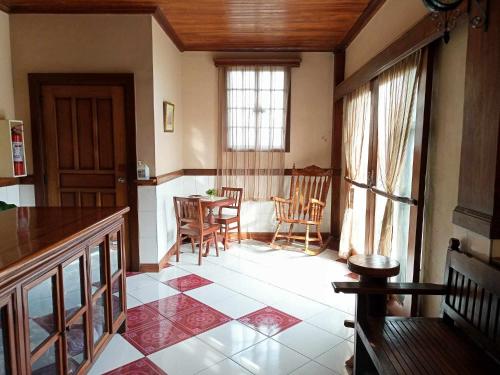 sala de estar con mesa y sillas en Family Room in Bato, Camarines Sur 