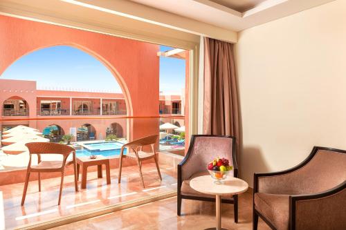Bazén v ubytování Pickalbatros Alf Leila Wa Leila Resort - Neverland Hurghada nebo v jeho okolí