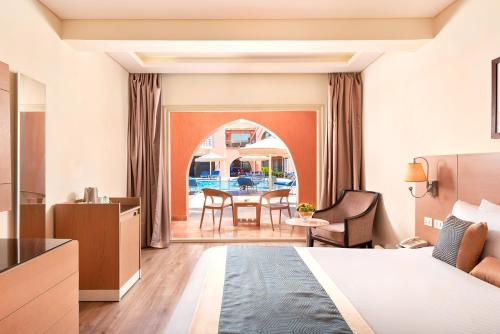 Postel nebo postele na pokoji v ubytování Pickalbatros Alf Leila Wa Leila Resort - Neverland Hurghada