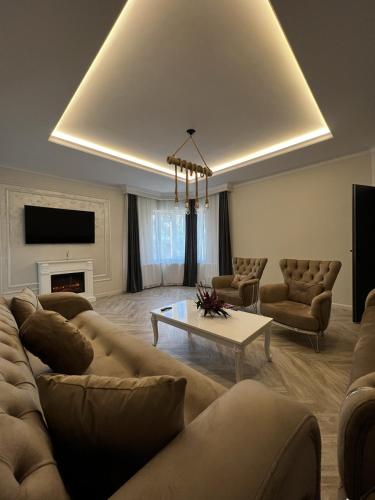 a living room with couches and a coffee table at Casa moderna situata in zona centrala a orasului in Tulcea