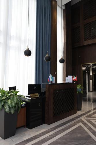 een lobby met een receptie in een gebouw bij Green Park Hotel in Tasjkent