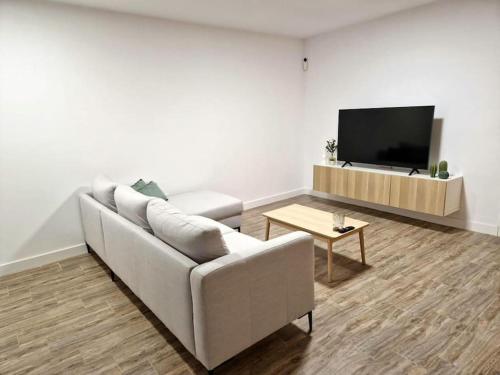 Biały salon z kanapą i telewizorem w obiekcie Apartamento Vistamar w mieście Santa Cruz de Tenerife