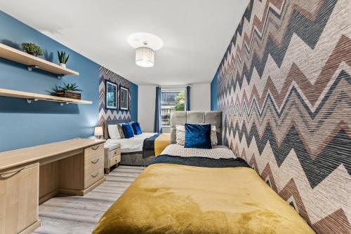 1 dormitorio con 2 camas y paredes azules en Spacious Central Manchester Apartment - Sleeps 8, en Mánchester