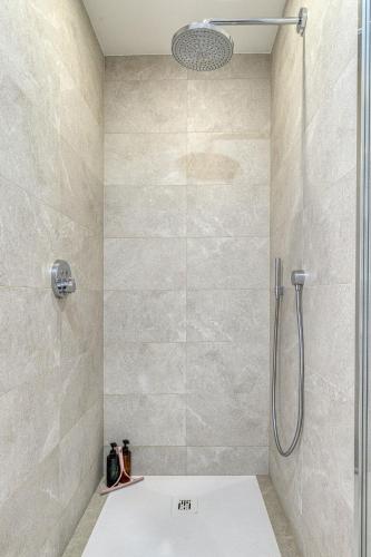 a shower with a shower head in a bathroom at Quinta do Ourives in Carvoeiro