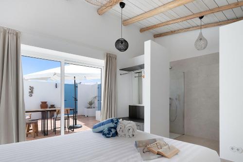 Quinta do Ourives في كارفويرو: غرفة نوم مع سرير وإطلالة على المحيط