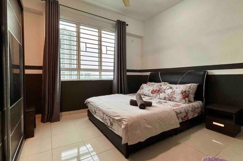 Un dormitorio con una cama con un osito de peluche. en 'A'ffordable Spacious 6pax S PICE Penang en Bayan Lepas