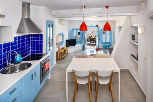 Una cocina o zona de cocina en Anema Boutique Hotel & Villas Santorini
