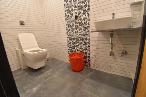 La salle de bains est pourvue de toilettes et d'un lavabo. dans l'établissement Hotel Dream Palace Residency - Near US Consulate, BKC LBS Marg, à Mumbai