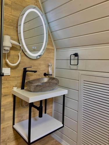 ein Bad mit einem Waschbecken und einem Spiegel in der Unterkunft A-frame під Києвом 