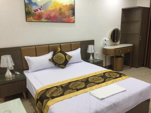 1 dormitorio con cama y mesa con espejo en Ánh Sao Hotel - ngõ 42 Liễu Giai - by Bay Luxury, en Hanói