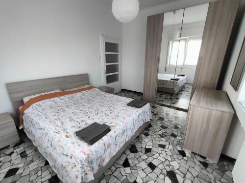 1 dormitorio con 1 cama grande y espejo en Lavanda House en Vicenza