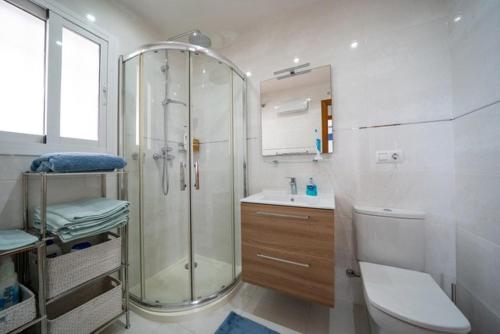 y baño con ducha, aseo y lavamanos. en CASA DIEGO PUERTO BLANQUILLO, en Frigiliana