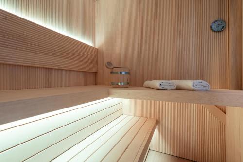 a sauna with two towels sitting on a wooden floor at Villa Beatrice - WE 13 mit eigener Sauna, 2 Dachterrassen, kleiner Meerblick in Binz