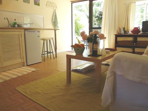 sala de estar con mesa y cocina en Casa Flora Loft Studio, en Sauzal