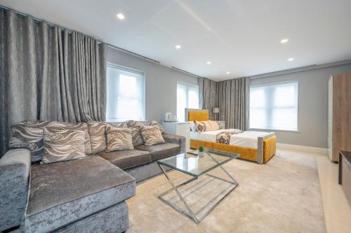 a living room with a couch and a table at *RE7C* Ground floor room, For your most relaxed & Cosy stay + Free Parking + Free Fast WiFi * in Batley