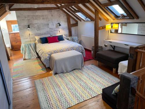 una camera con letto e scrivania di Annex at Southfields in idyllic Hampshire village a Greywell