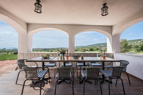 jadalnia na świeżym powietrzu ze stołem i krzesłami na patio w obiekcie PALO Borbirtok - Bed and Wine w mieście Paloznak