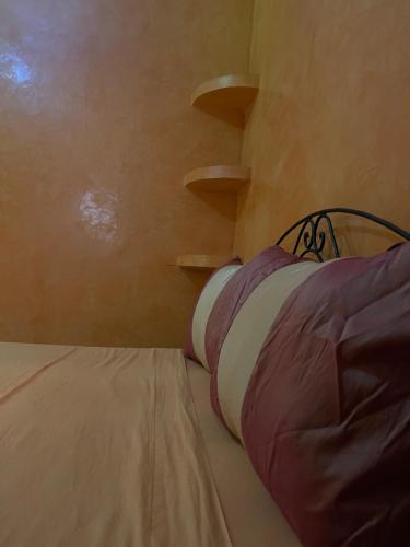een bed in een kleine kamer met een bedframe bij Garden Bloom in Marrakesh
