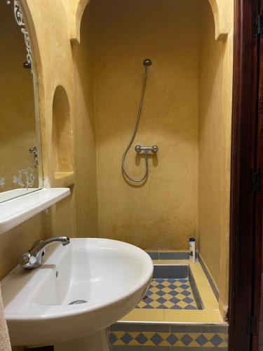 een badkamer met een wastafel en een douche bij Garden Bloom in Marrakesh