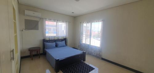 um pequeno quarto com uma cama e uma janela em Korean Town Pool Villa 2 em Angeles