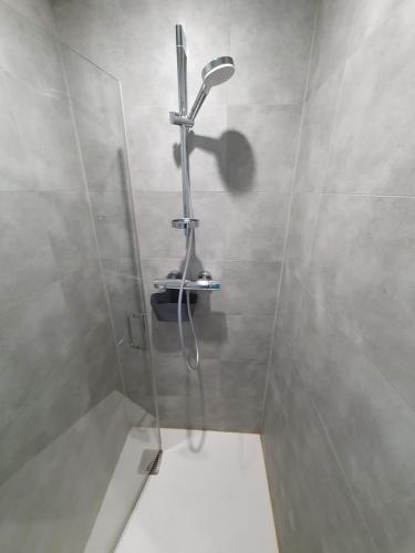 La salle de bains est pourvue d'une douche avec un pommeau de douche. dans l'établissement Studio cosy de Rochavelle, à Chiché