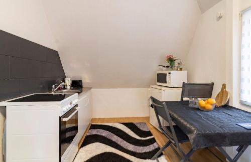 une petite cuisine avec une table et un micro-ondes dans l'établissement Haven Sierentz, à Sierentz