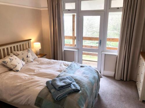 een slaapkamer met een bed met een handdoek erop bij Harrys in Torquay