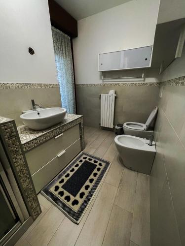 La salle de bains est pourvue de toilettes et d'un lavabo. dans l'établissement Guest House Isabel Pinto, à Santa Maria di Sala