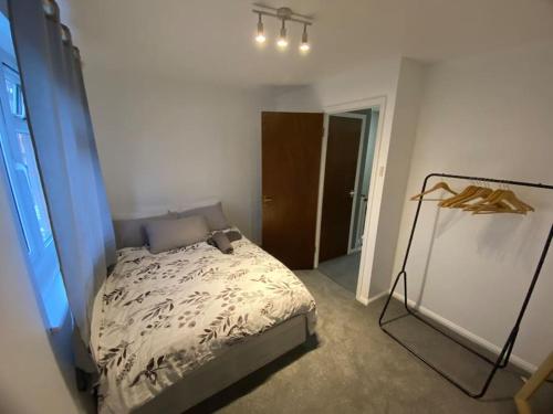 een slaapkamer met een bed in een kamer bij Entire 1 bedroom city house in Londen