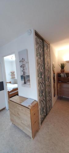 - une chambre avec un lit et une table en bois dans l'établissement Entre plage et forêt - Agréable T3, à Saint-Georges-de-Didonne