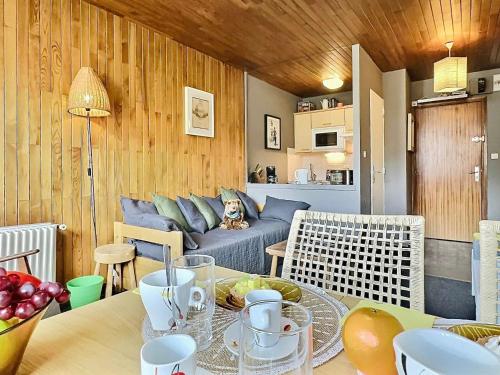 un salon avec une table et un canapé dans l'établissement 2 pièces, 4 pers, proche pistes/commerces, balcon, animaux acceptés - FR-1-411-775, à Tignes