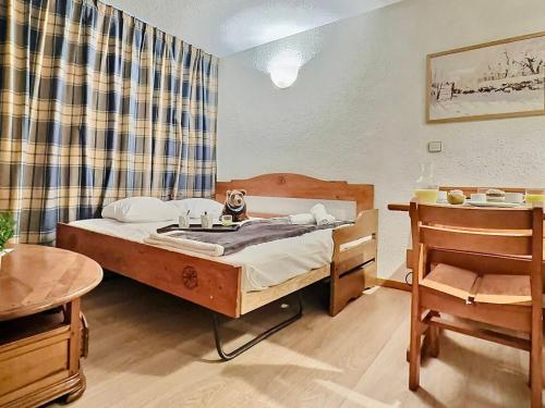 une petite chambre avec un lit et une chaise dans l'établissement Tignes Val Claret - Appartement cosy 4 pers., balcon, parking couvert - FR-1-411-464, à Tignes