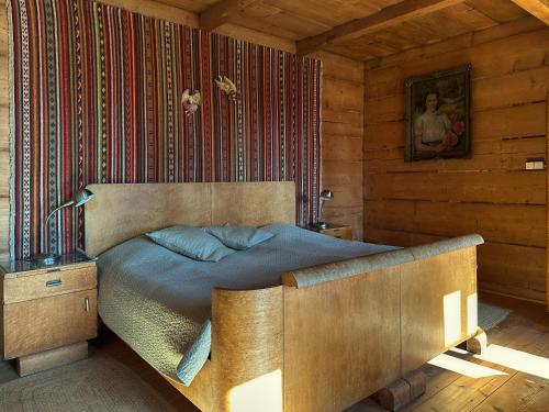 a bedroom with a bed in a wooden cabin at Dom na Pawlikach in Rzepiska