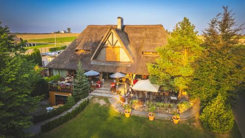 an overhead view of a house with a thatched roof at Dom Wypoczynkowy "Pod Strzechą" w Giewartowie in Giewartów
