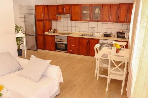 布雷尼亞瓦哈的住宿－Beatriz (C): Tranquilidad y playa.，带沙发和桌子的厨房以及带厨房的厨房。