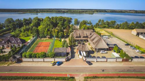 an aerial view of a house with a lake at Dom Wypoczynkowy "Pod Strzechą" w Giewartowie in Giewartów