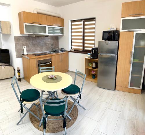 a kitchen with a table and chairs in a room at CRISTAL Home Boutique Apartment 2 - Luminos, Confortabil, Practic, Zona Rezidentiala in Craiova