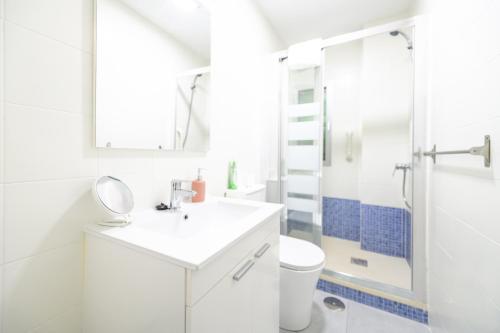 a bathroom with a sink and a toilet and a shower at For You Rentals Bonito y coqueto apartamento en Vallecas CAU231D in Madrid