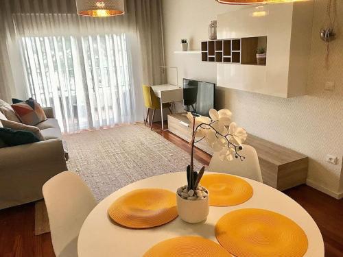 un salon avec une table avec deux assiettes dessus dans l'établissement Gemini Apartment by AM, à Funchal