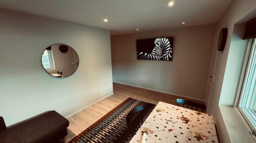 uma sala de estar com uma mesa e um espelho em Rudnic Villa s Ap4 em Syfteland