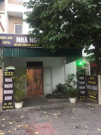 a green traffic light in front of a building at Minh Anh - Số 4 LK3 KDT Văn Phú - by Bay Hostel in Hà Ðông