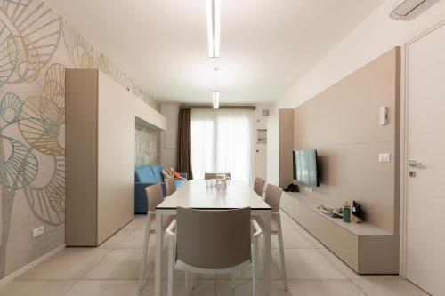 a dining room with a table and chairs at Villaggio Turistico Internazionale in Bibione