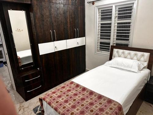 Ένα ή περισσότερα κρεβάτια σε δωμάτιο στο DEEYA Guest House