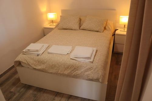 una piccola camera da letto con un letto e asciugamani di Mercedes (E): Campo y playa. a Breña Baja