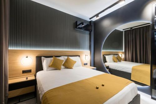 מיטה או מיטות בחדר ב-Egoist Boutique Suites