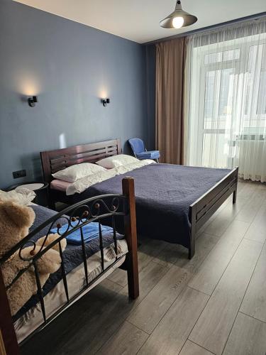 1 dormitorio con 2 camas y ventana en Premium apartments 2, en Leópolis
