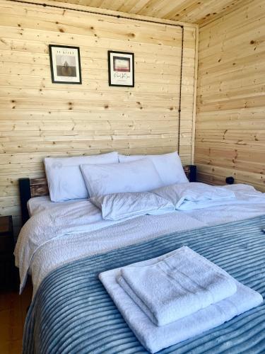 Postel nebo postele na pokoji v ubytování Wildwood Kazbegi
